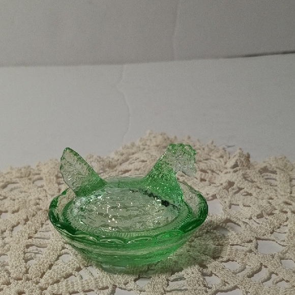 Lime Green Glass Hen on Nest Mini Salt Cellar Dish - Picture 3 of 7